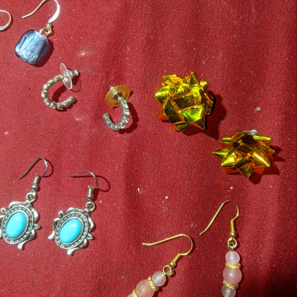 11 Pairs of Pierced Earrings. - Picture 3 of 7